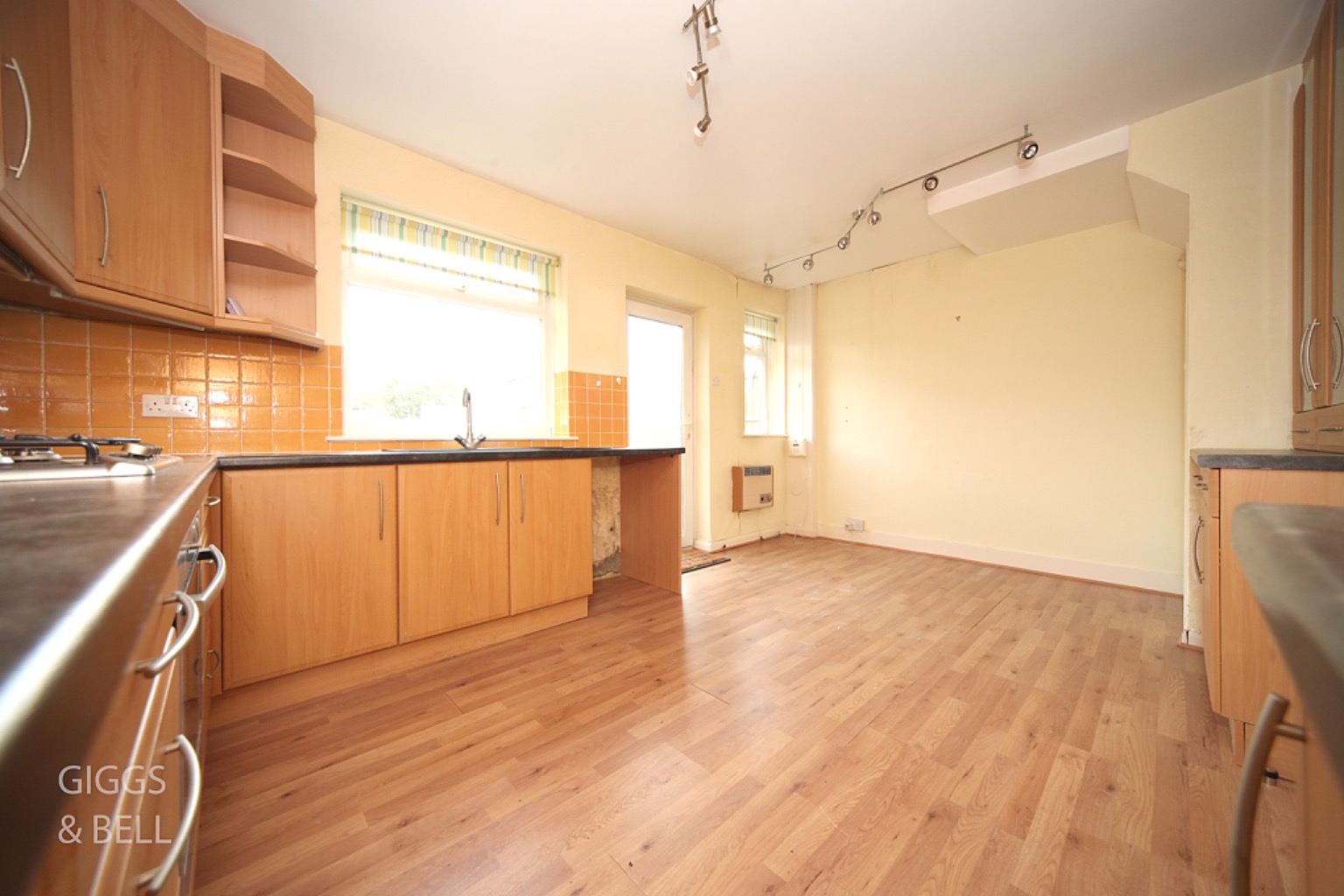 3 bed terraced house for sale in Connaught Road, Luton 4