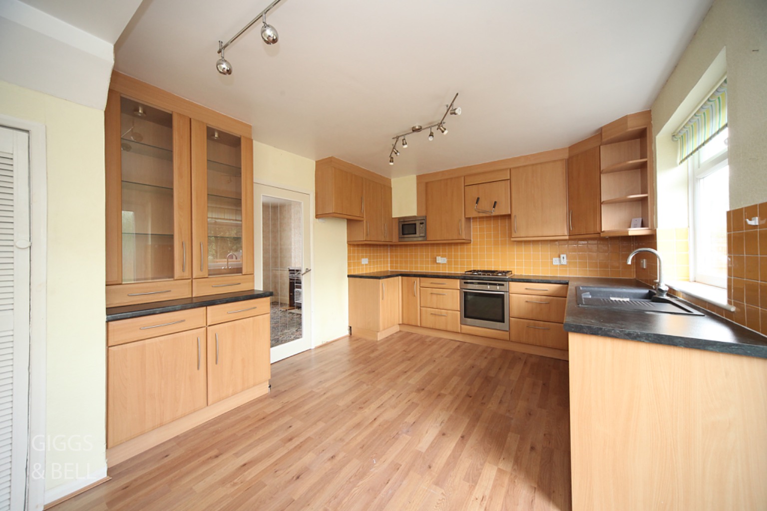 3 bed terraced house for sale in Connaught Road, Luton  - Property Image 4