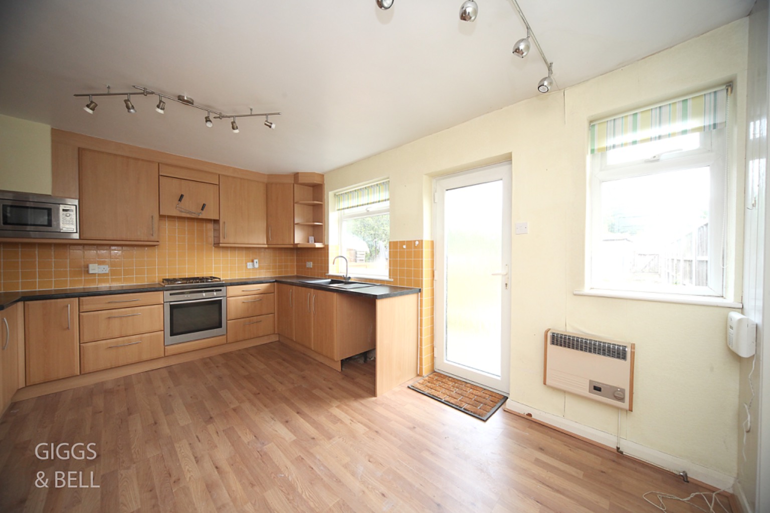 3 bed terraced house for sale in Connaught Road, Luton 5