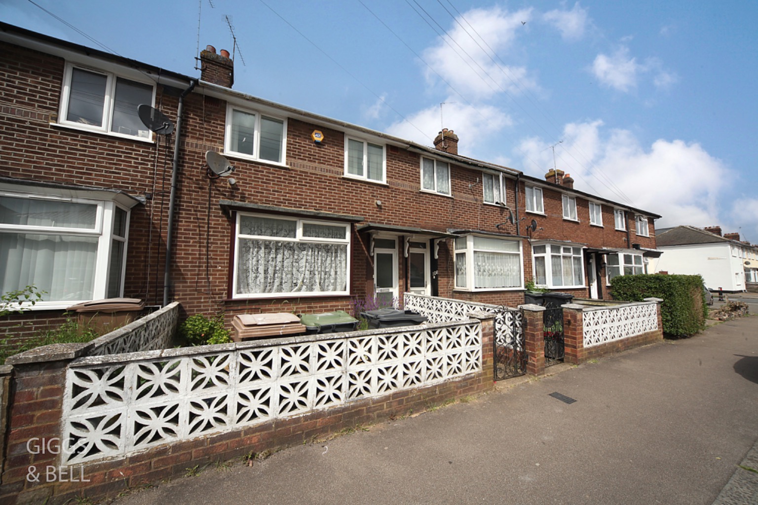 3 bed terraced house for sale in Connaught Road, Luton, LU4 