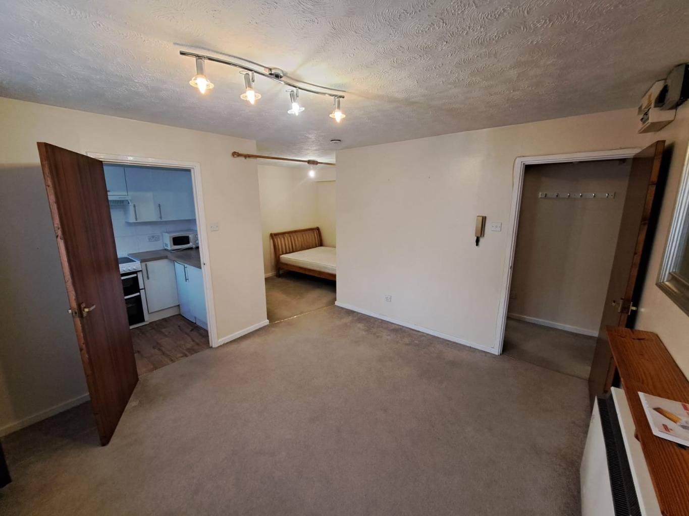 1 bed studio flat for sale in Rodeheath, Luton 2