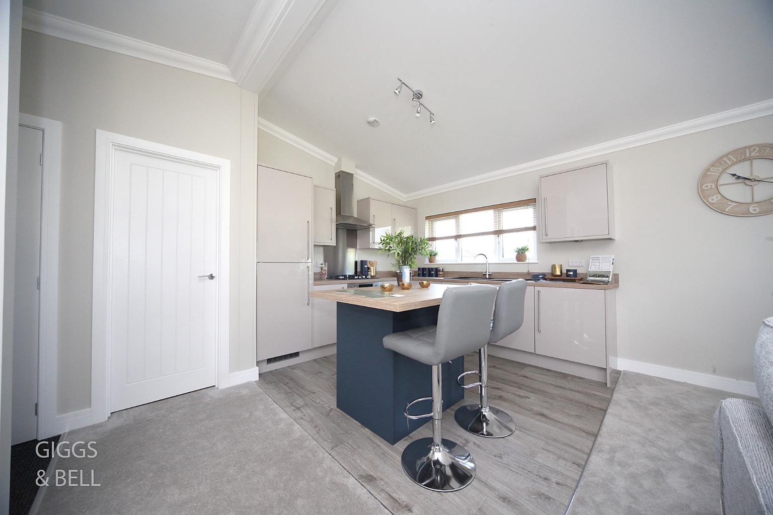 2 bed park home for sale in Woodside Home Park, Bedfordshire  - Property Image 11