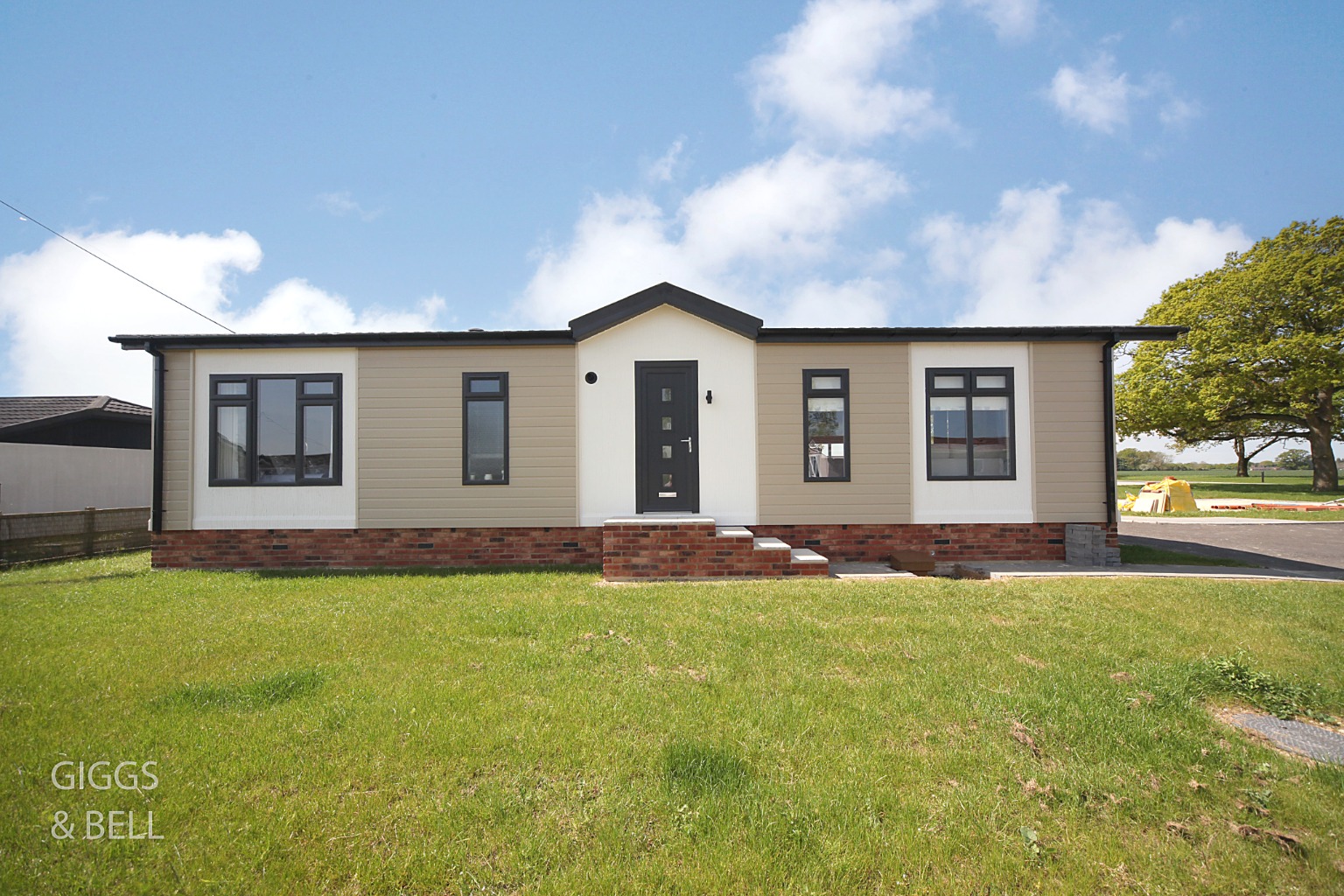 2 bed park home for sale in Woodside Home Park, Luton, LU1 