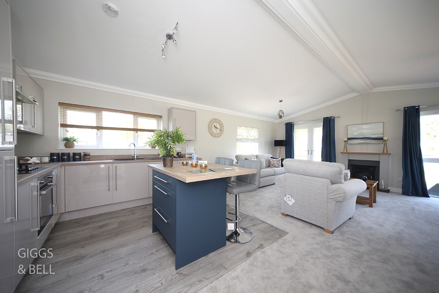 2 bed park home for sale in Woodside Home Park, Bedfordshire  - Property Image 8