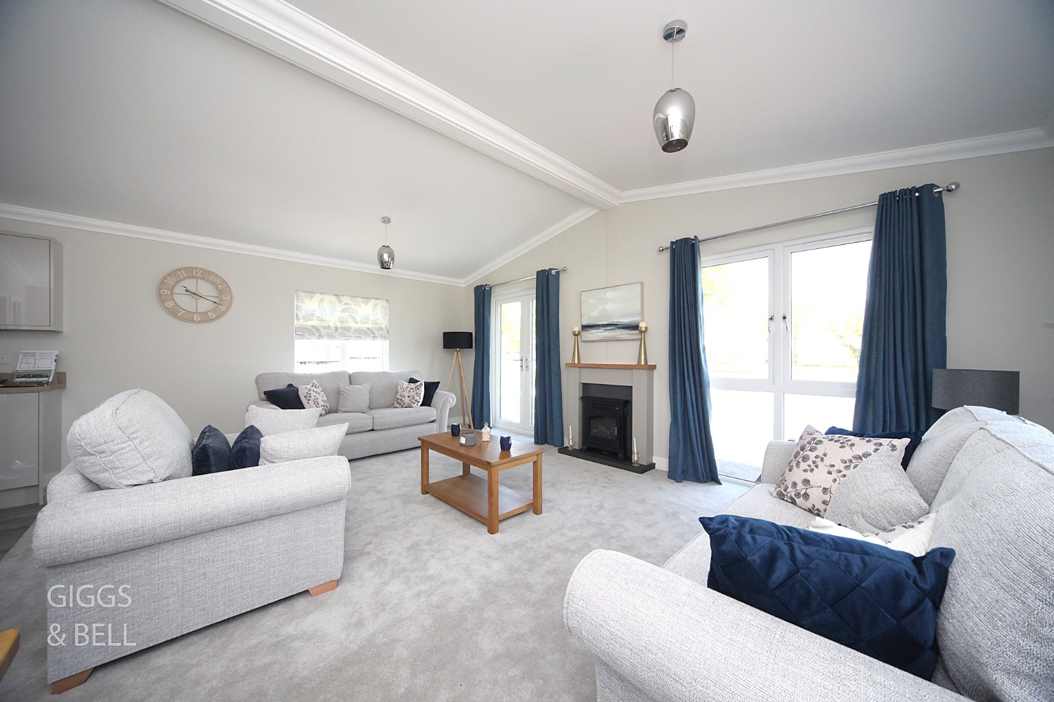 2 bed park home for sale in Woodside Home Park, Bedfordshire 4