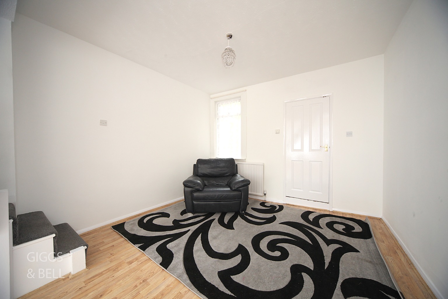 3 bed terraced house for sale in Richmond Hill, Luton 2