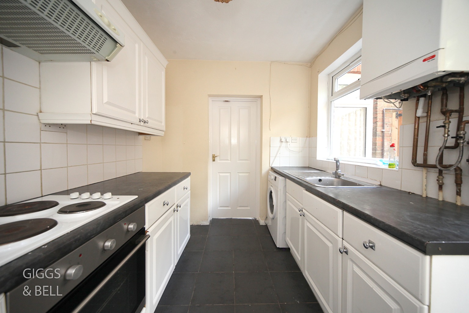 3 bed terraced house for sale in Richmond Hill, Luton 4