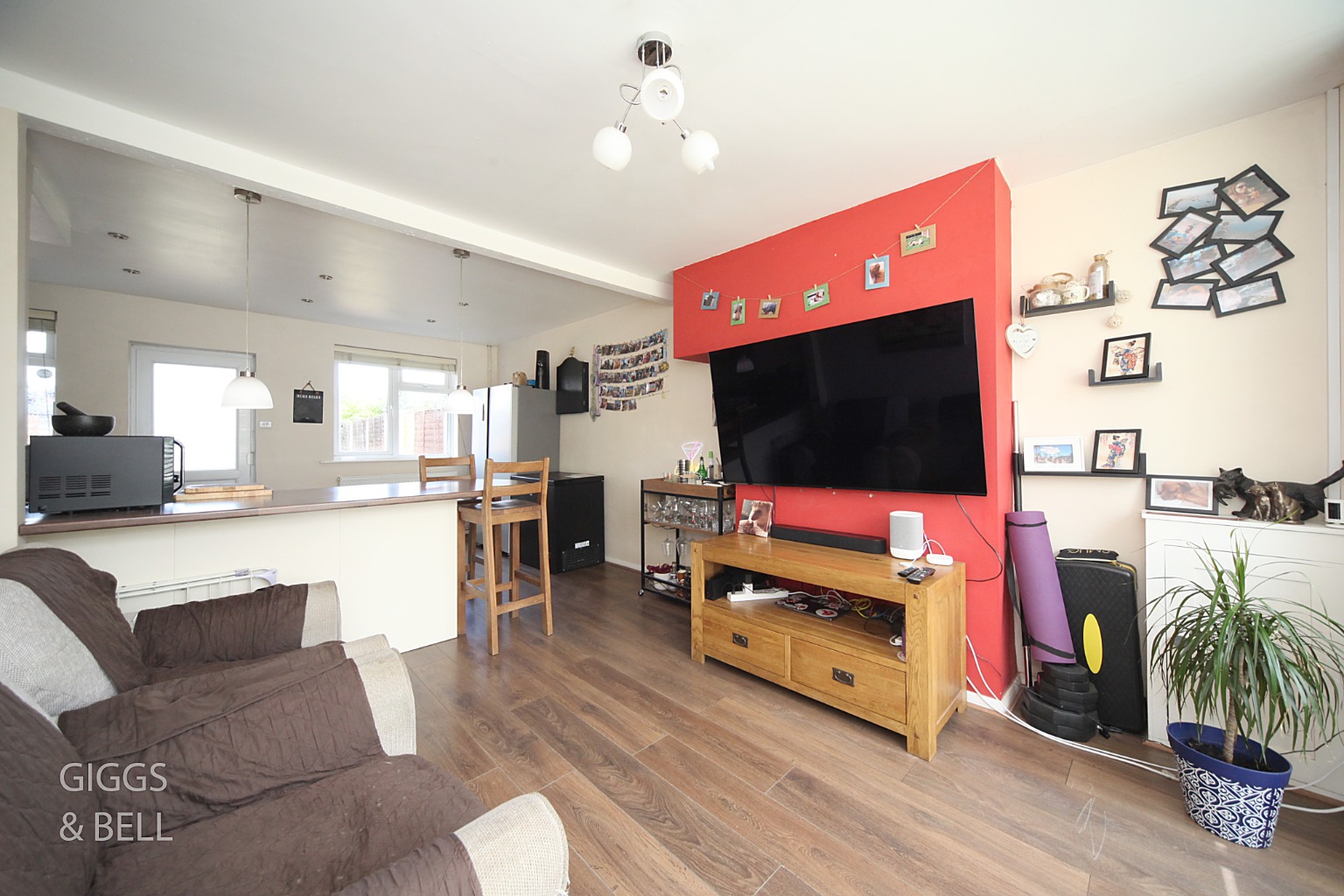 2 bed terraced house for sale in Chesford Road, Luton 2