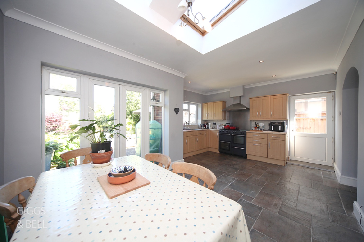 4 bed semi-detached house for sale in Ashcroft Road, Luton  - Property Image 8