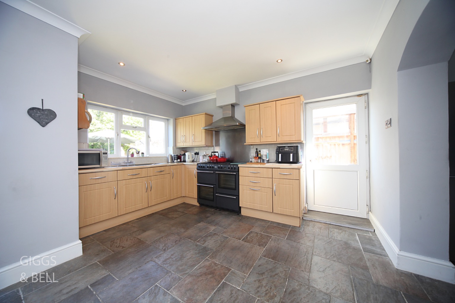 4 bed semi-detached house for sale in Ashcroft Road, Luton  - Property Image 7