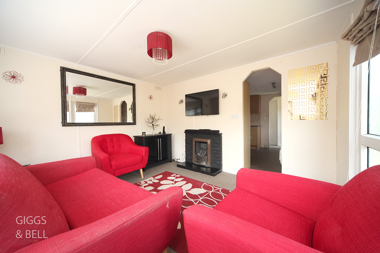 1 bed park home for sale in The Grove, Luton  - Property Image 4