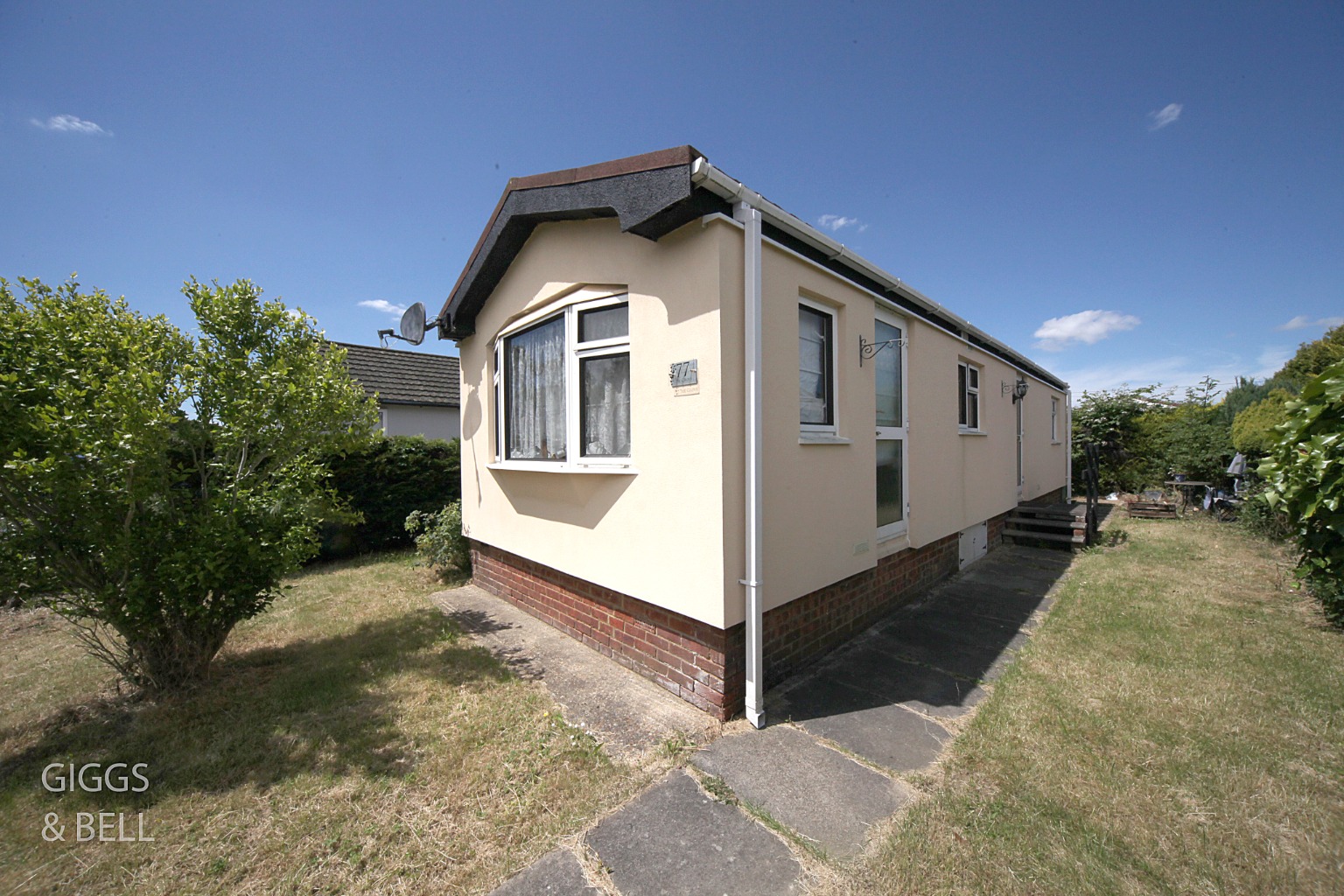 1 bed park home for sale in The Grove, Luton  - Property Image 1