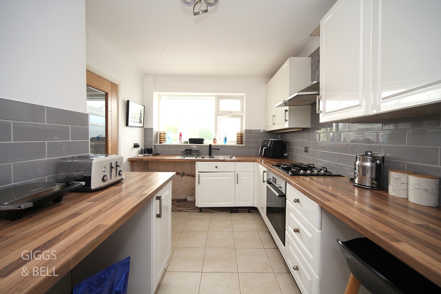 2 bed semi-detached house for sale in Gooseberry Hill, Bedfordshire  - Property Image 7