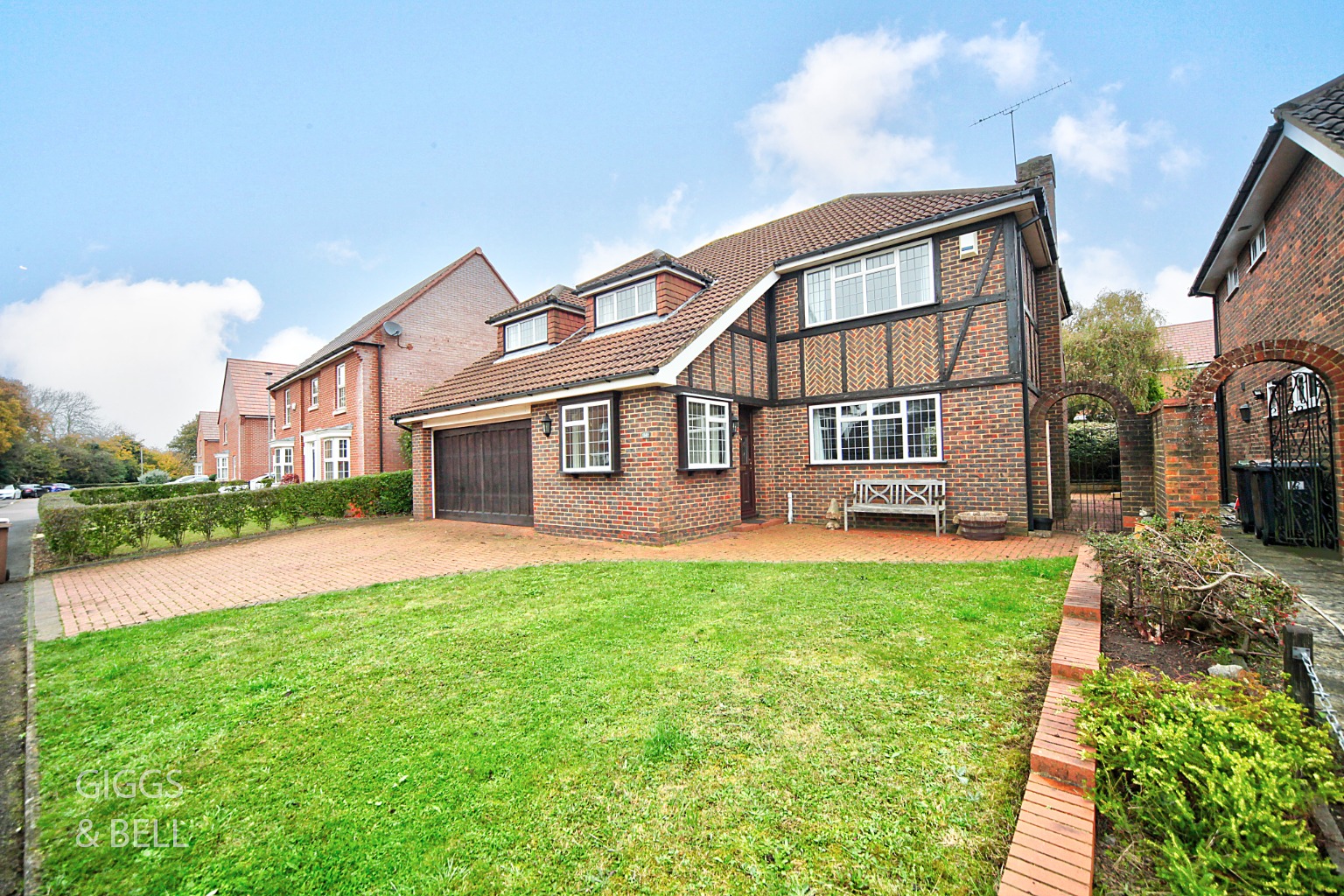 4 bed detached house for sale in Clinton Avenue, Luton  - Property Image 2