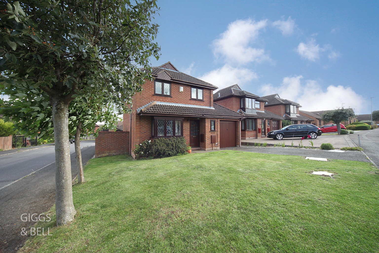 4 bed detached house for sale in Edgcott Close, Bedfordshire  - Property Image 1