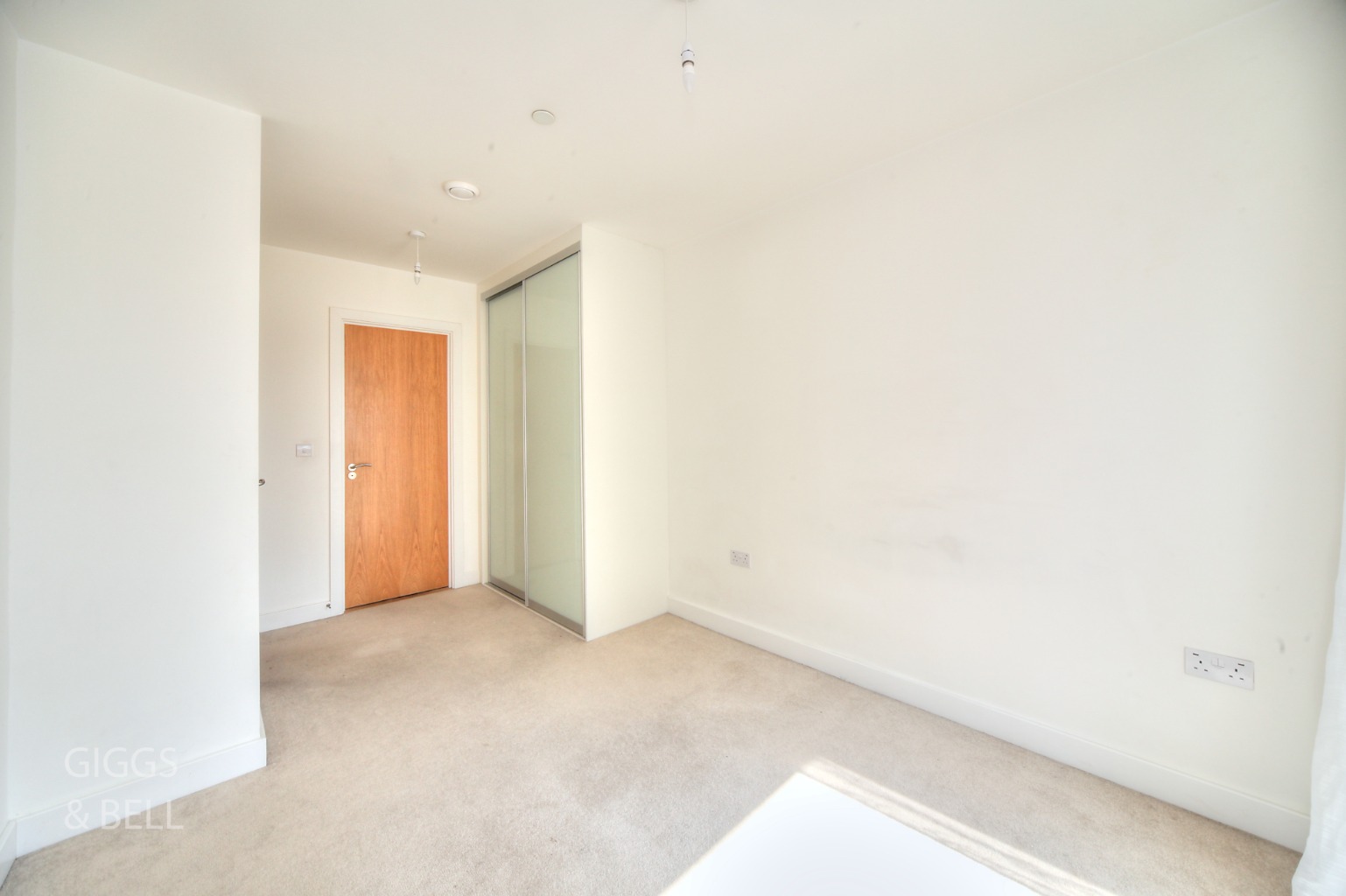 2 bed flat for sale, Luton 7