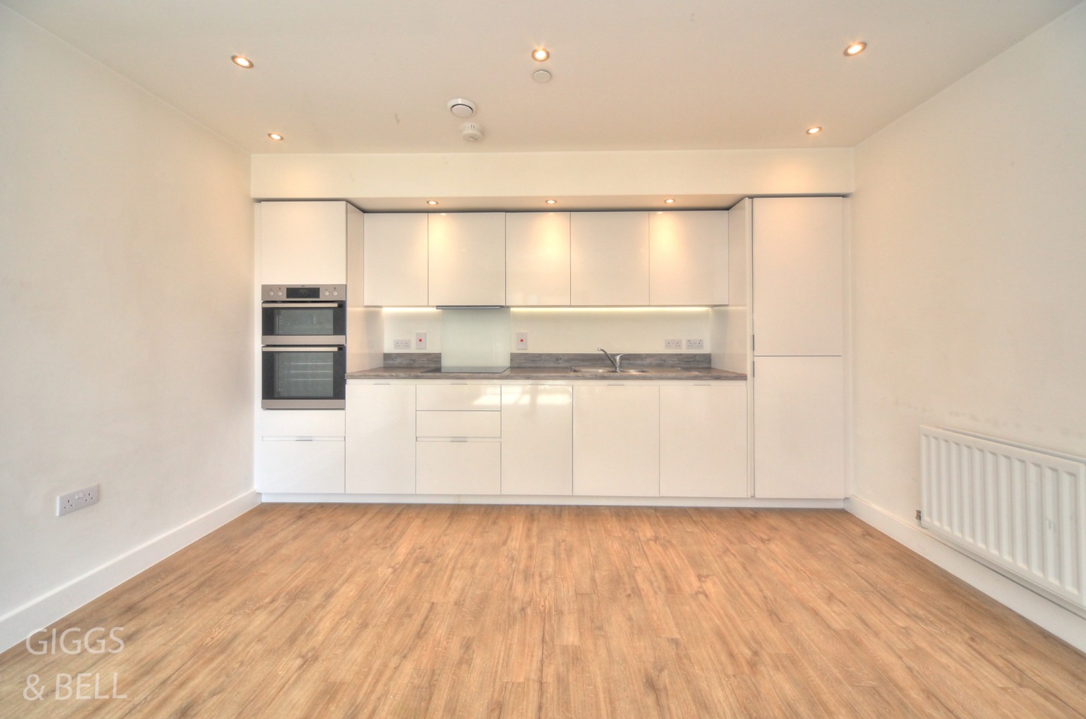 2 bed flat for sale, Luton 4