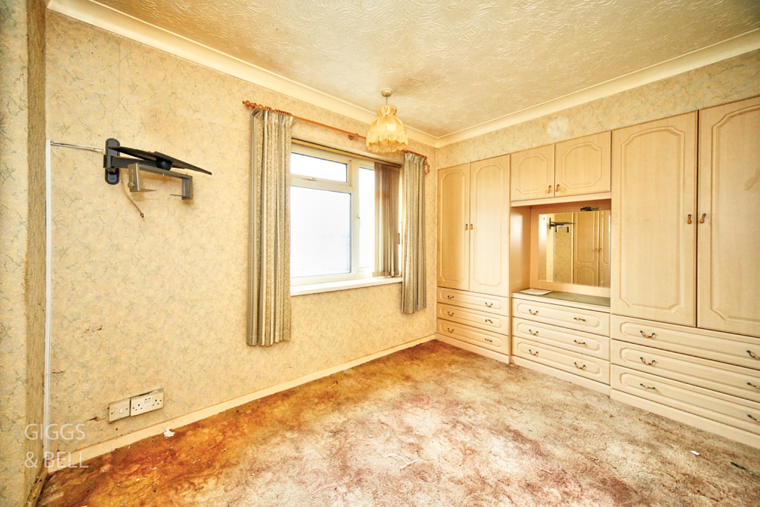 3 bed semi-detached house for sale in The Cross Way, Luton  - Property Image 14