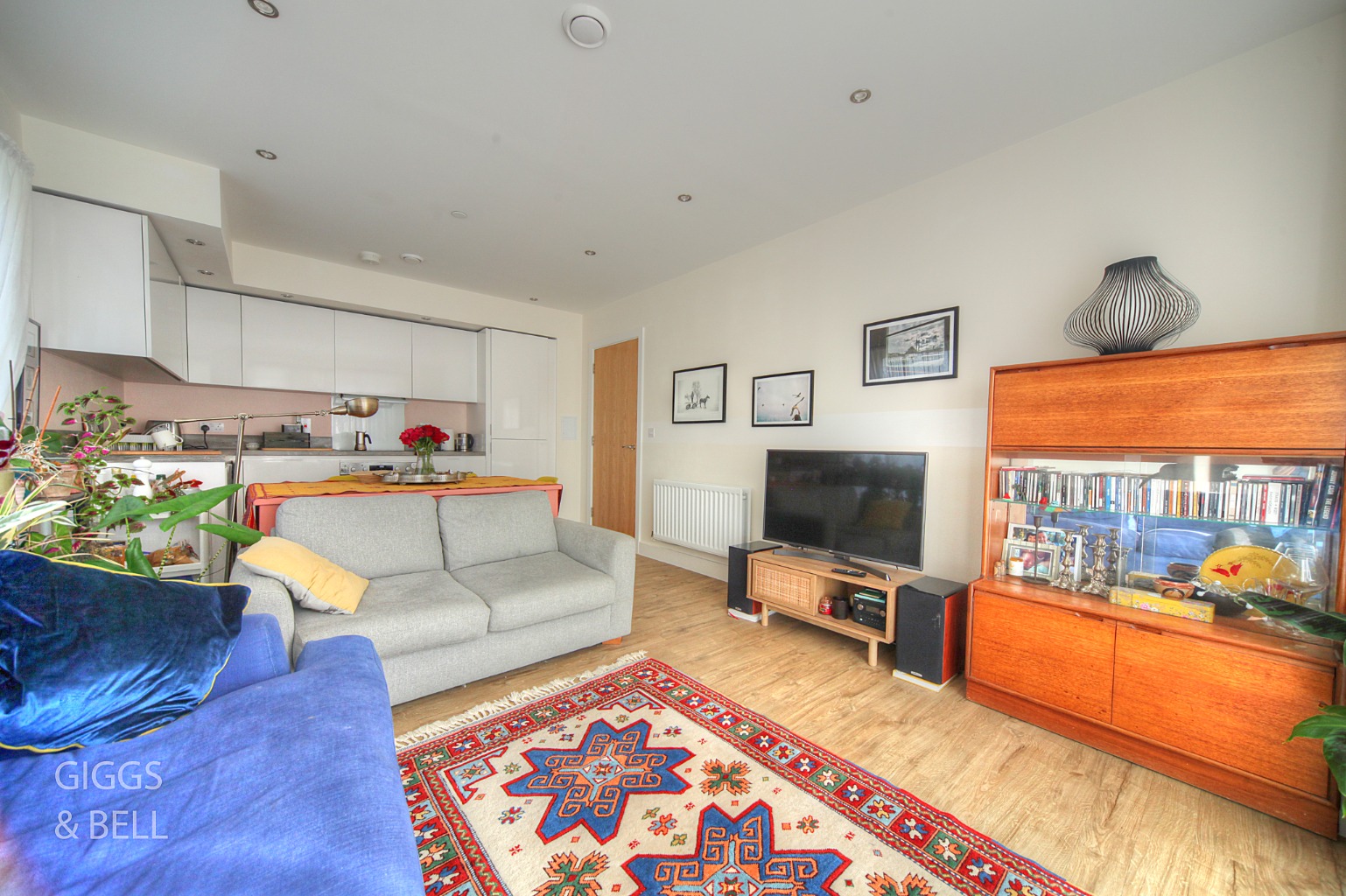 2 bed flat for sale, Luton 3