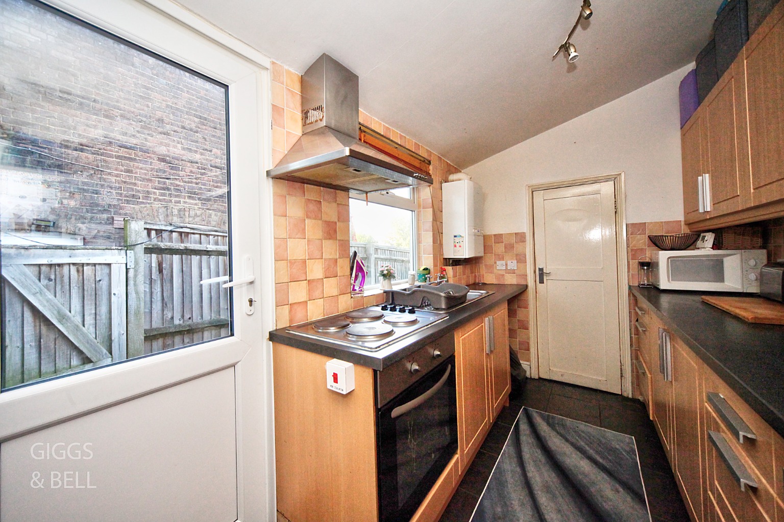 2 bed terraced house for sale in Harcourt Street, Luton 5