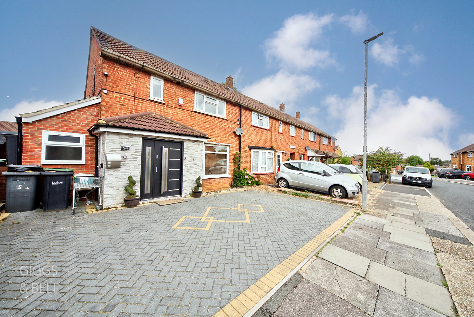 3 bed end of terrace house for sale in Hallwicks Road, LU2 