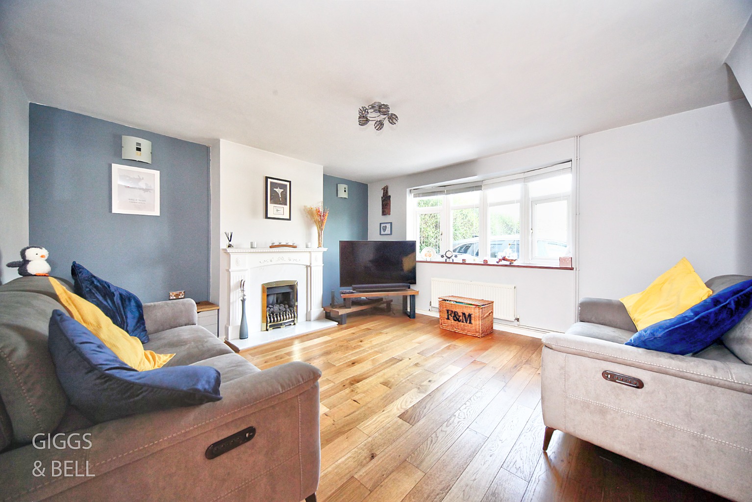 3 bed semi-detached house for sale in Gresham Close, Luton  - Property Image 2