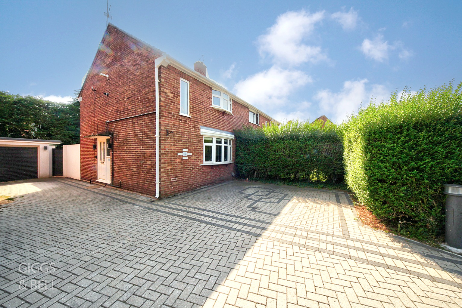 3 bed semi-detached house for sale in Gresham Close, Luton  - Property Image 1