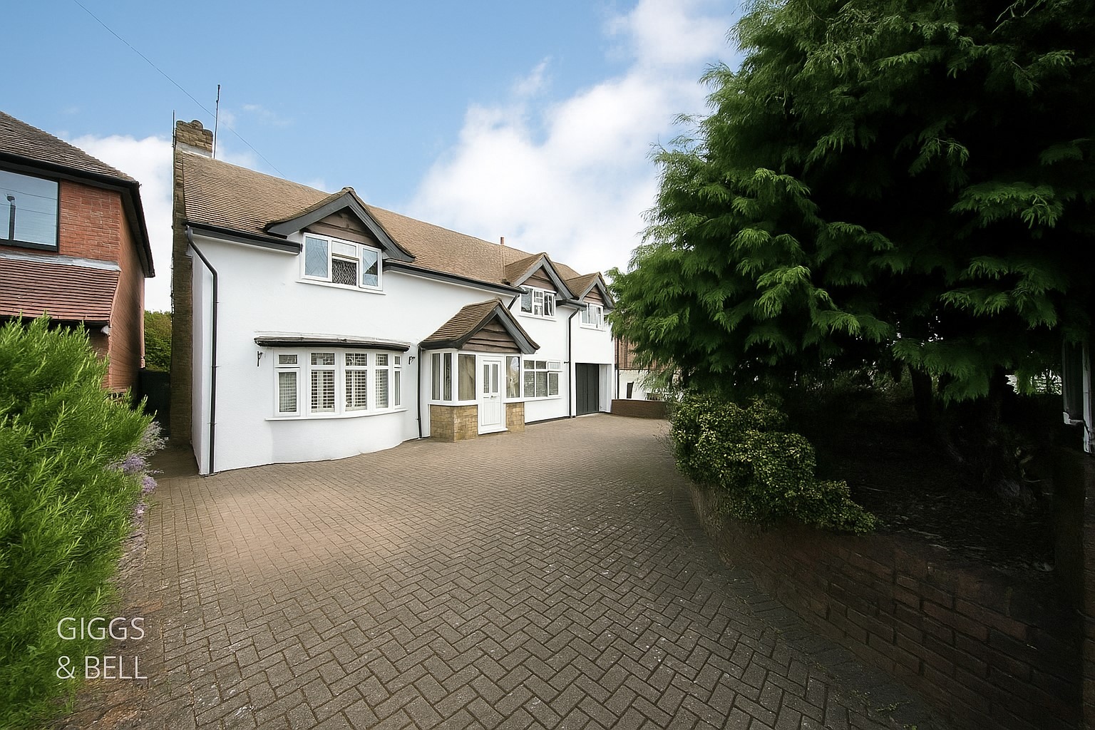4 bed detached house for sale in Toddington Road, Luton  - Property Image 1