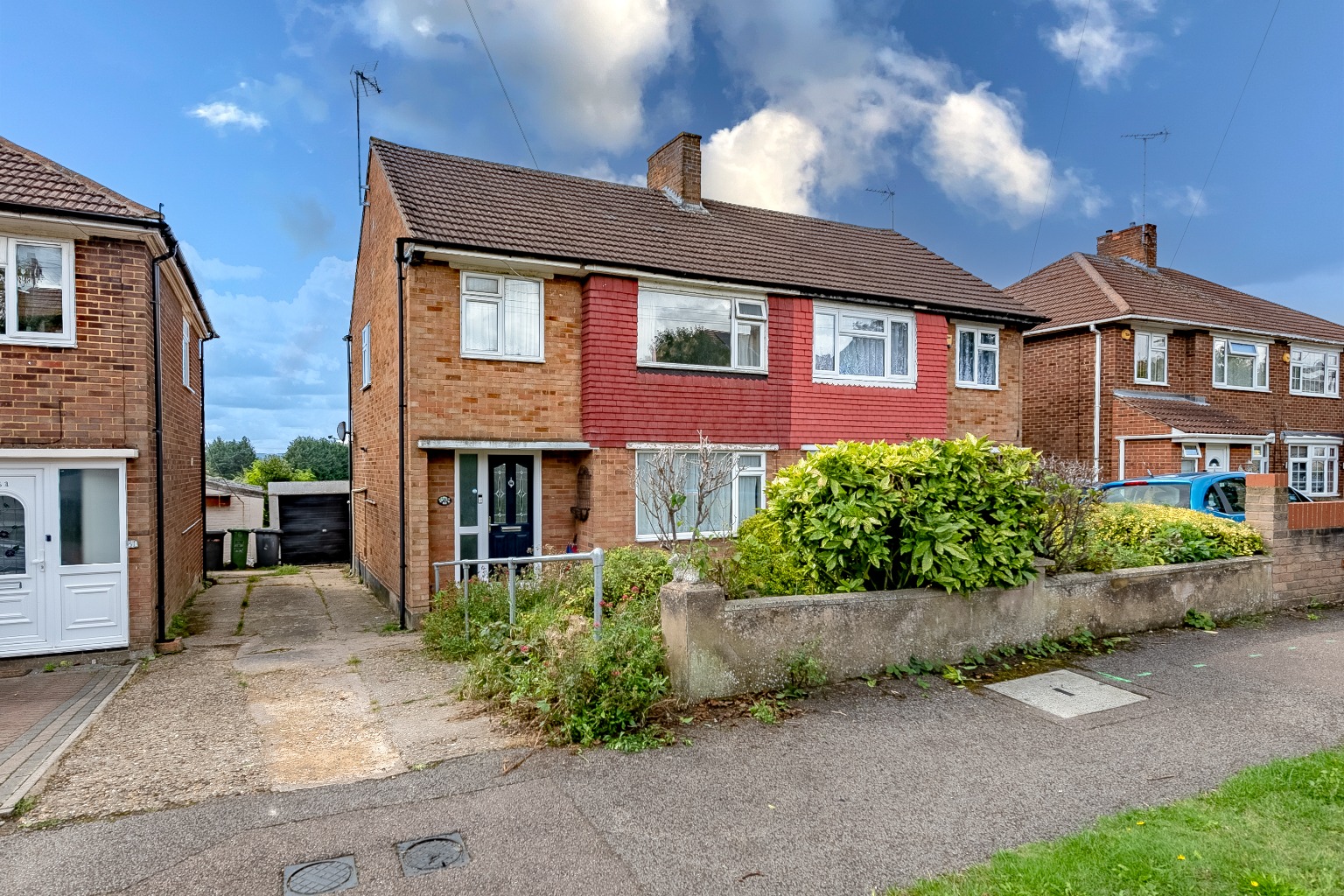 4 bed semi-detached house for sale in Pennine Avenue, Luton  - Property Image 1