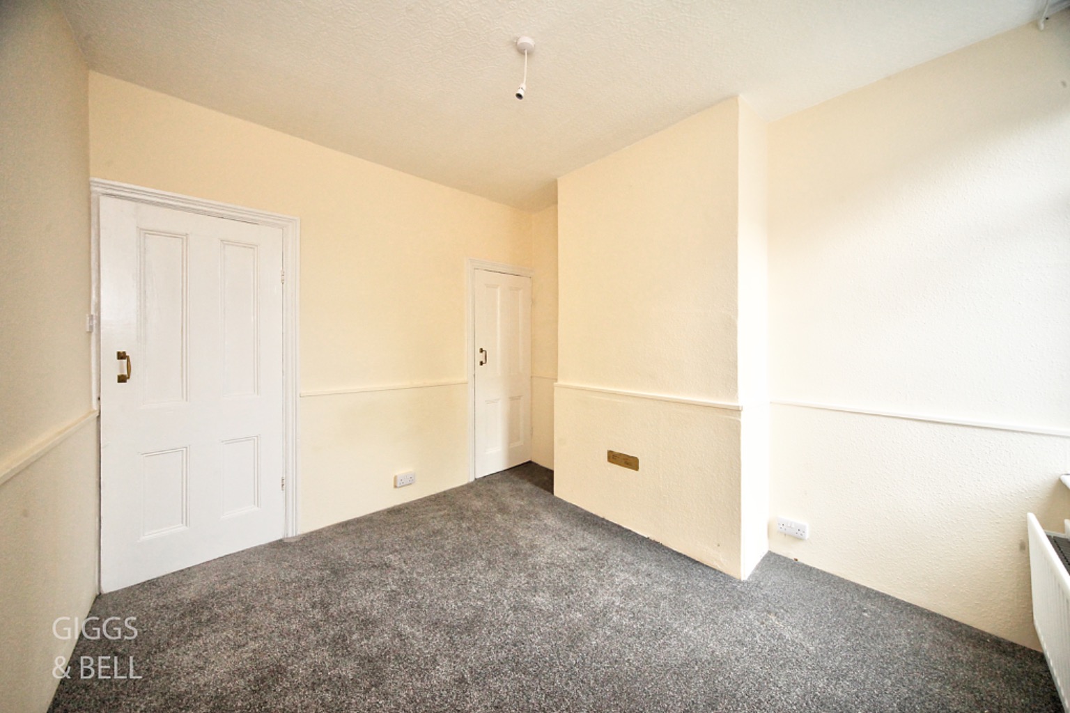 2 bed terraced house for sale in Tennyson Road, Luton 2