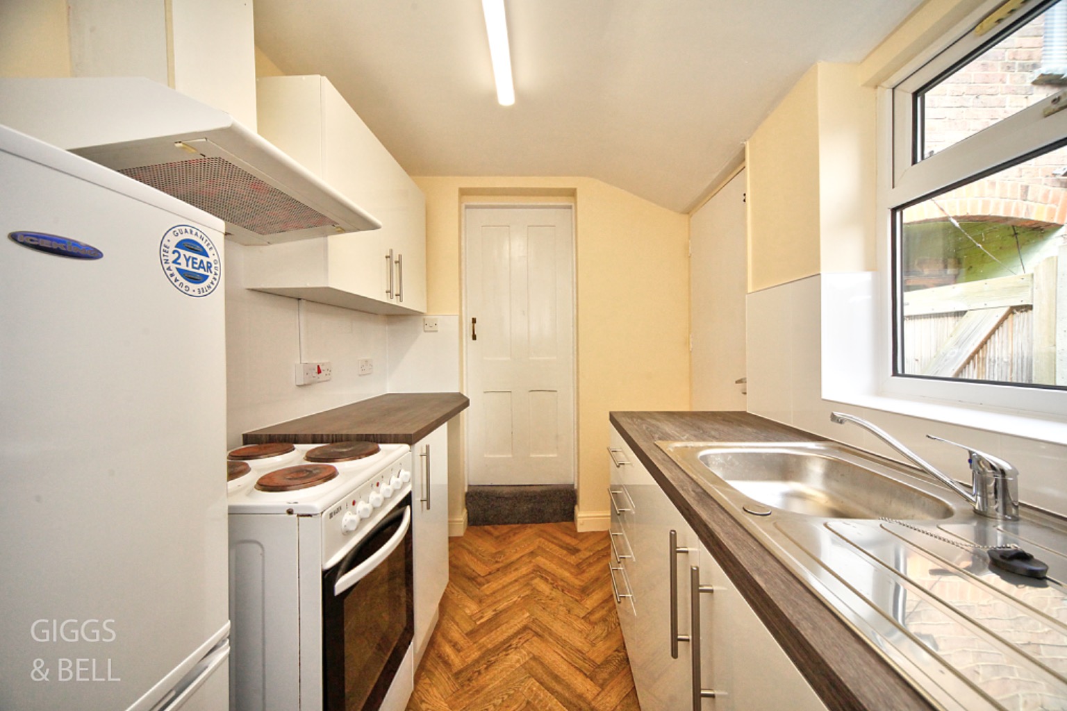 2 bed terraced house for sale in Tennyson Road, Luton 5