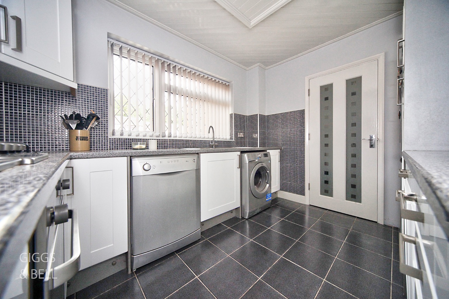 3 bed link detached house for sale in Brompton Close, Luton 7