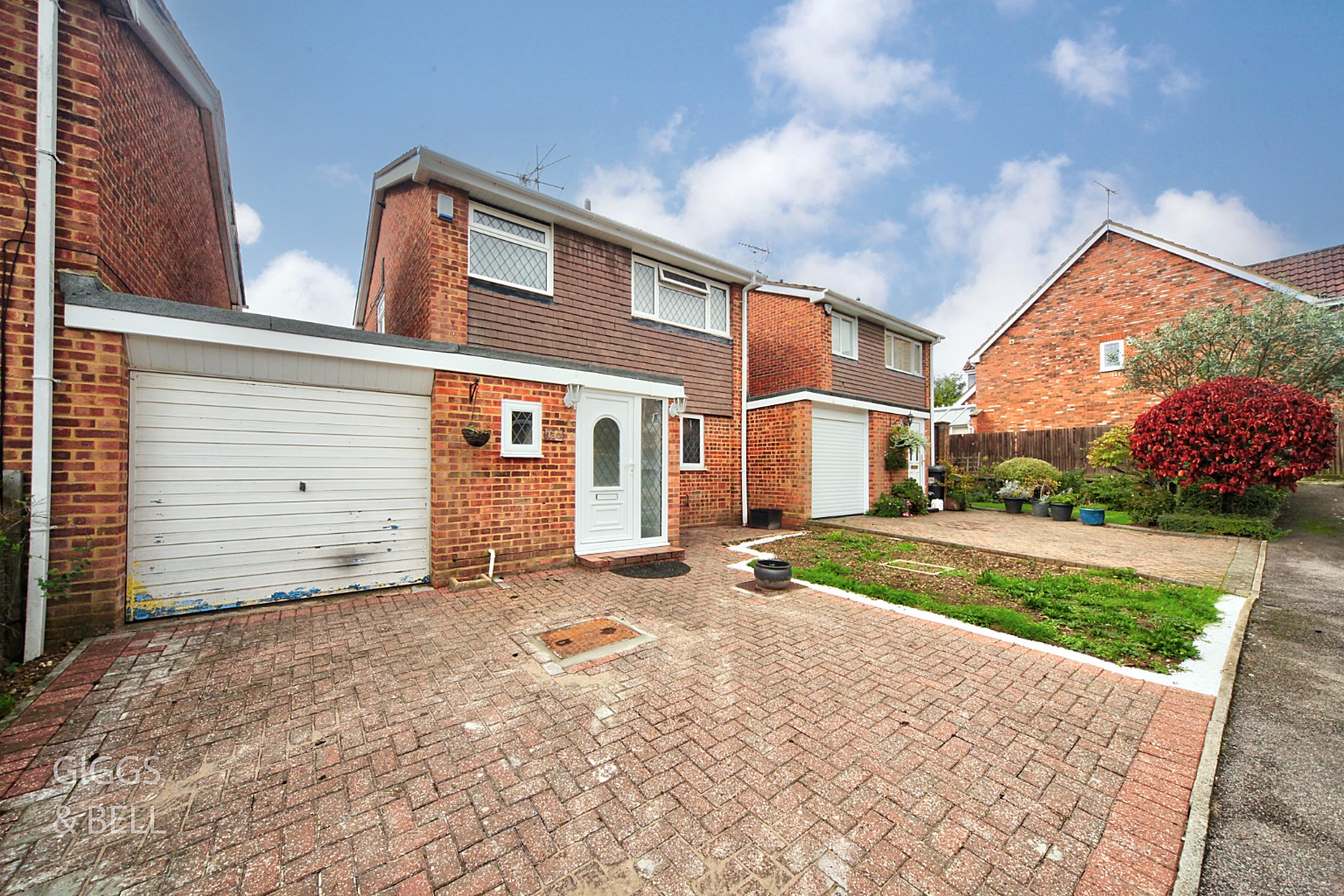 3 bed link detached house for sale in Brompton Close, Luton 1