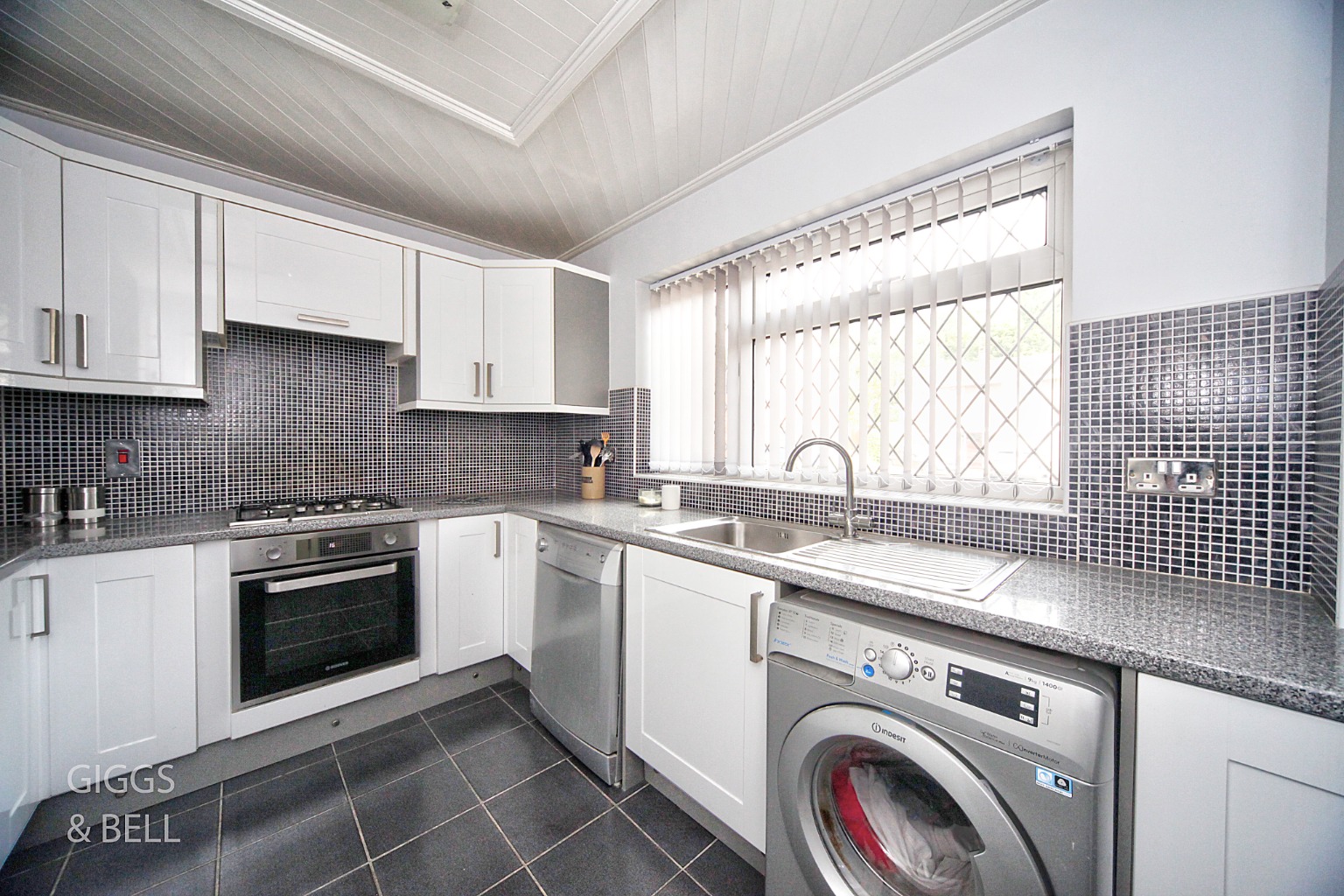 3 bed link detached house for sale in Brompton Close, Luton 6