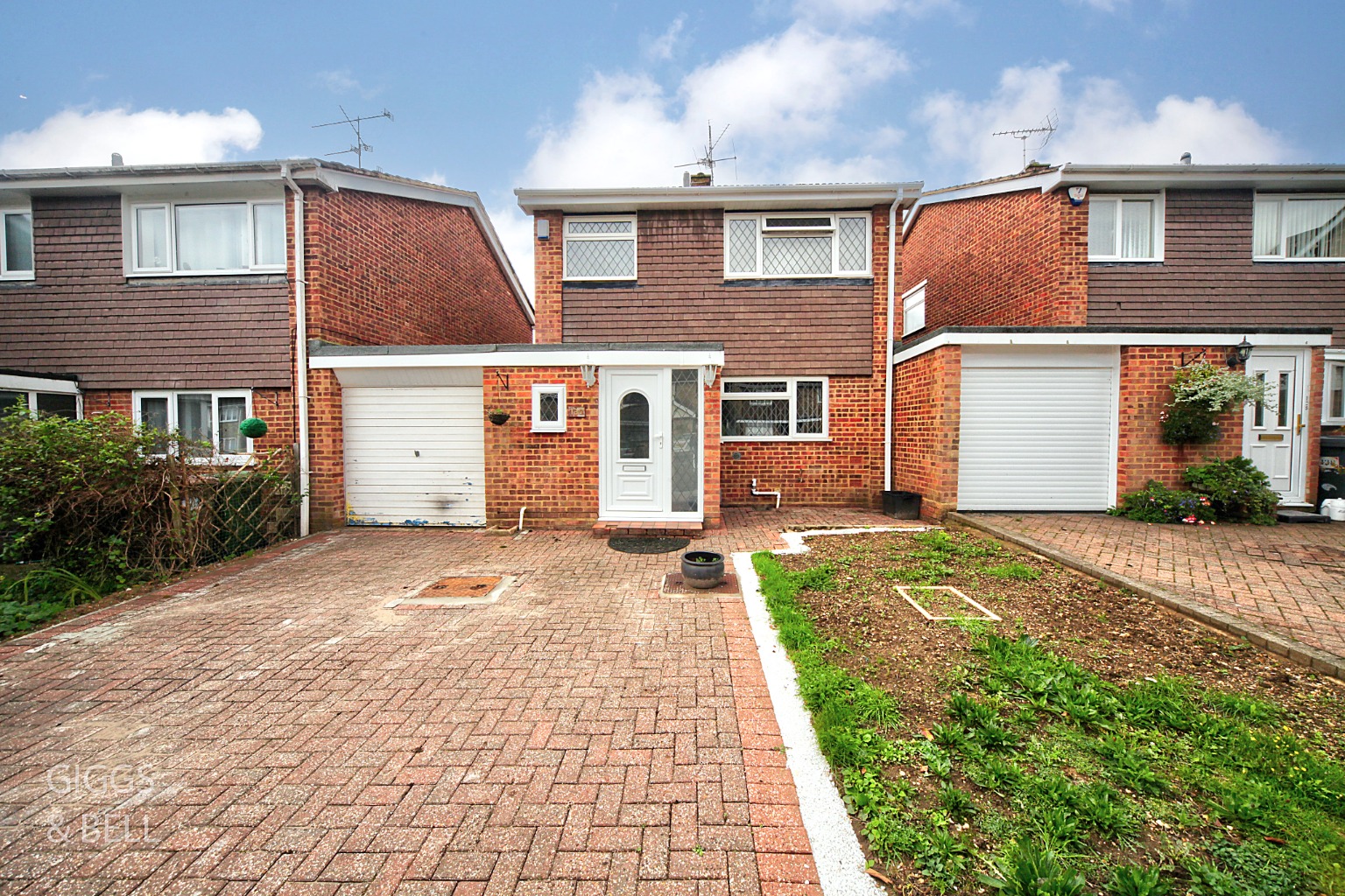 3 bed link detached house for sale in Brompton Close, Luton, LU3 