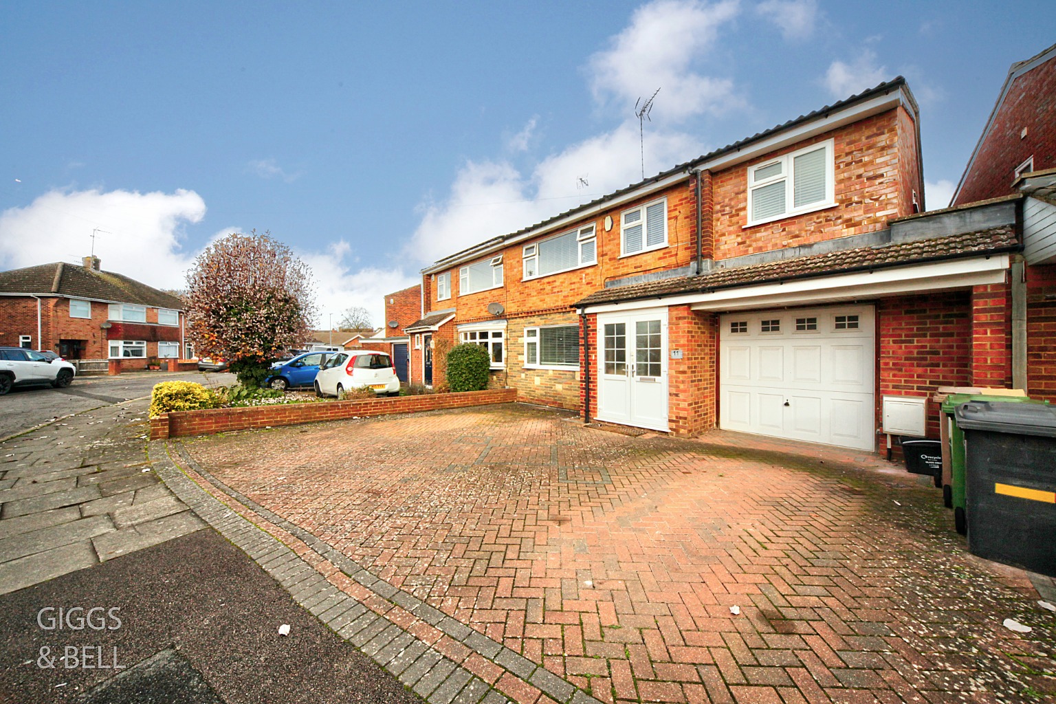 4 bed semi-detached house for sale in Holmbrook Avenue, Luton  - Property Image 1