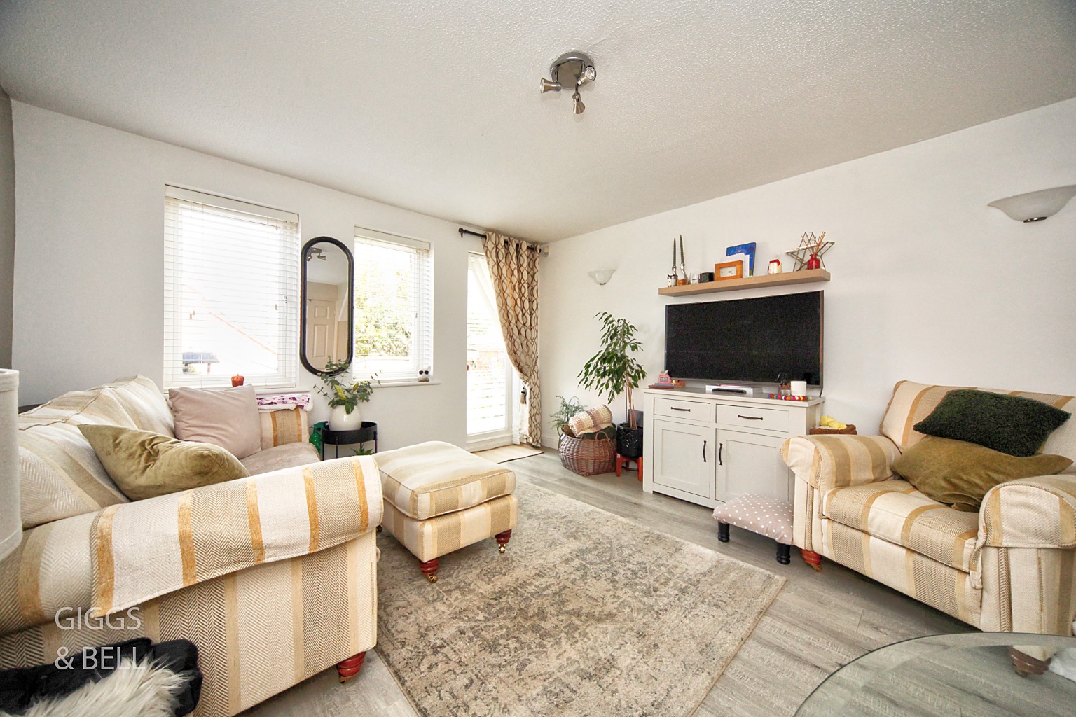 2 bed end of terrace house for sale in Oregon Way, Luton 2