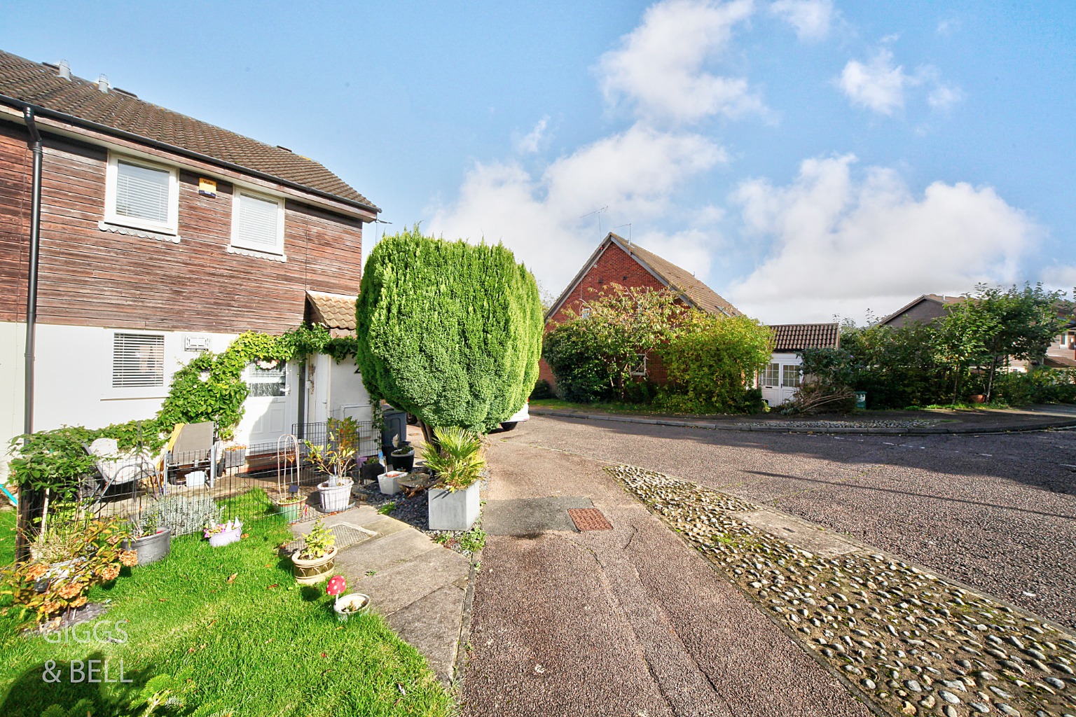 2 bed end of terrace house for sale in Oregon Way, Luton  - Property Image 1