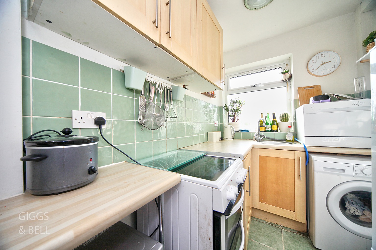 2 bed ground floor maisonette for sale in Birchen Grove, Bedfordshire 4