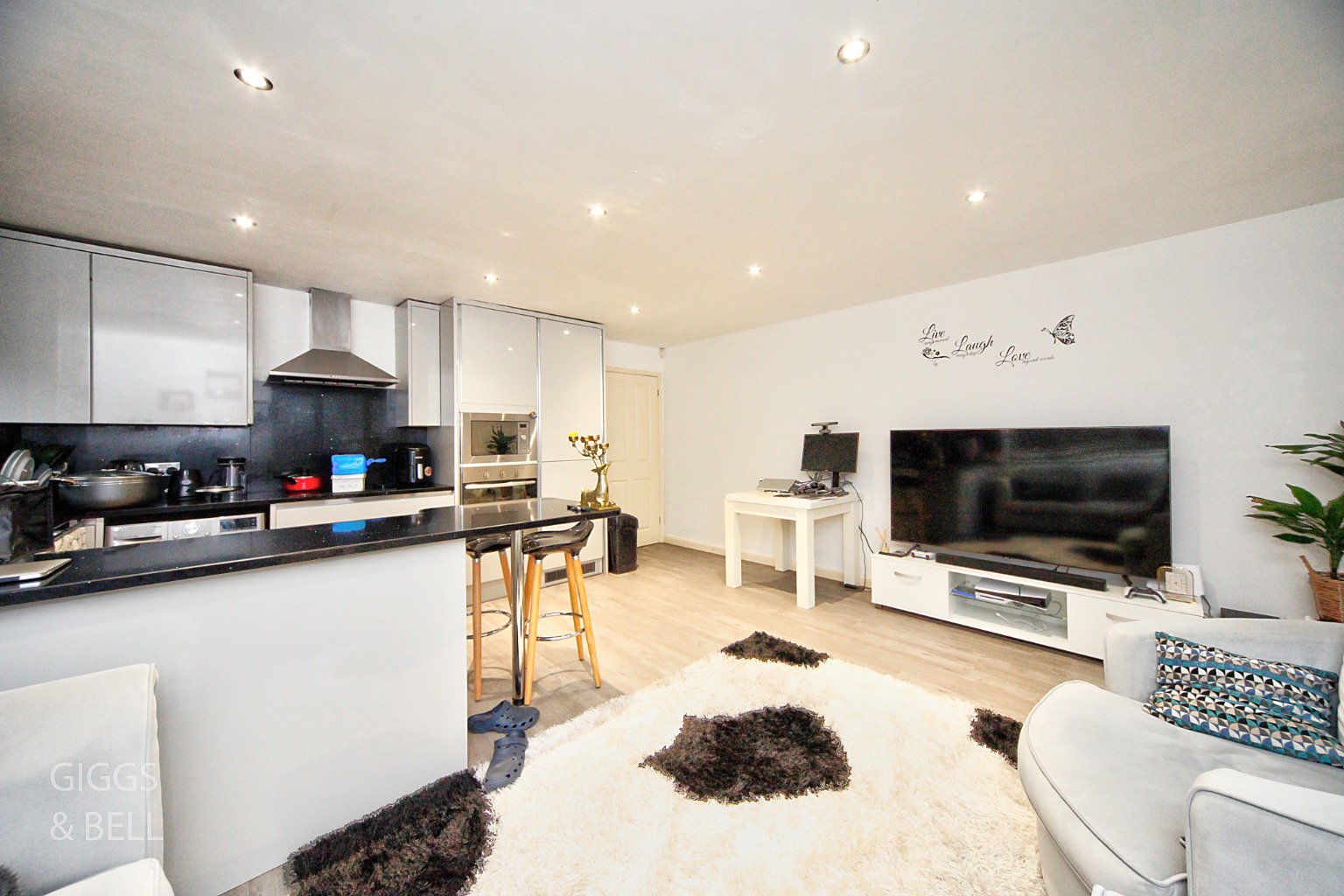 2 bed flat for sale in Treetop Close, Luton 4