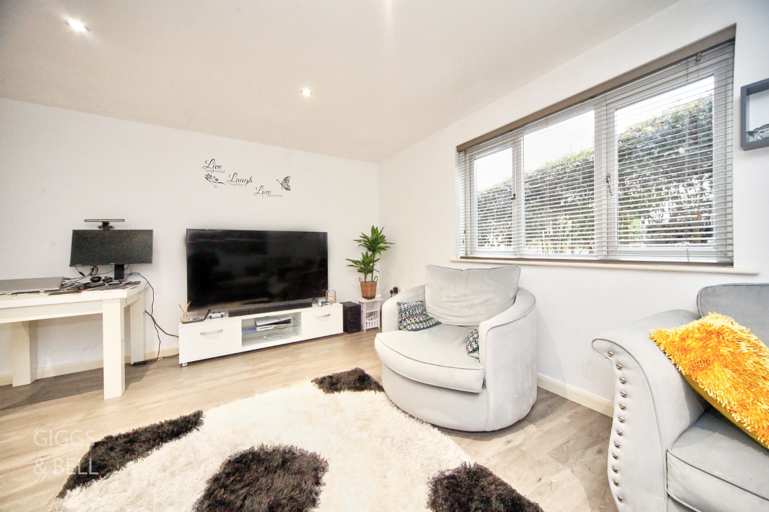 2 bed flat for sale in Treetop Close, Luton 2