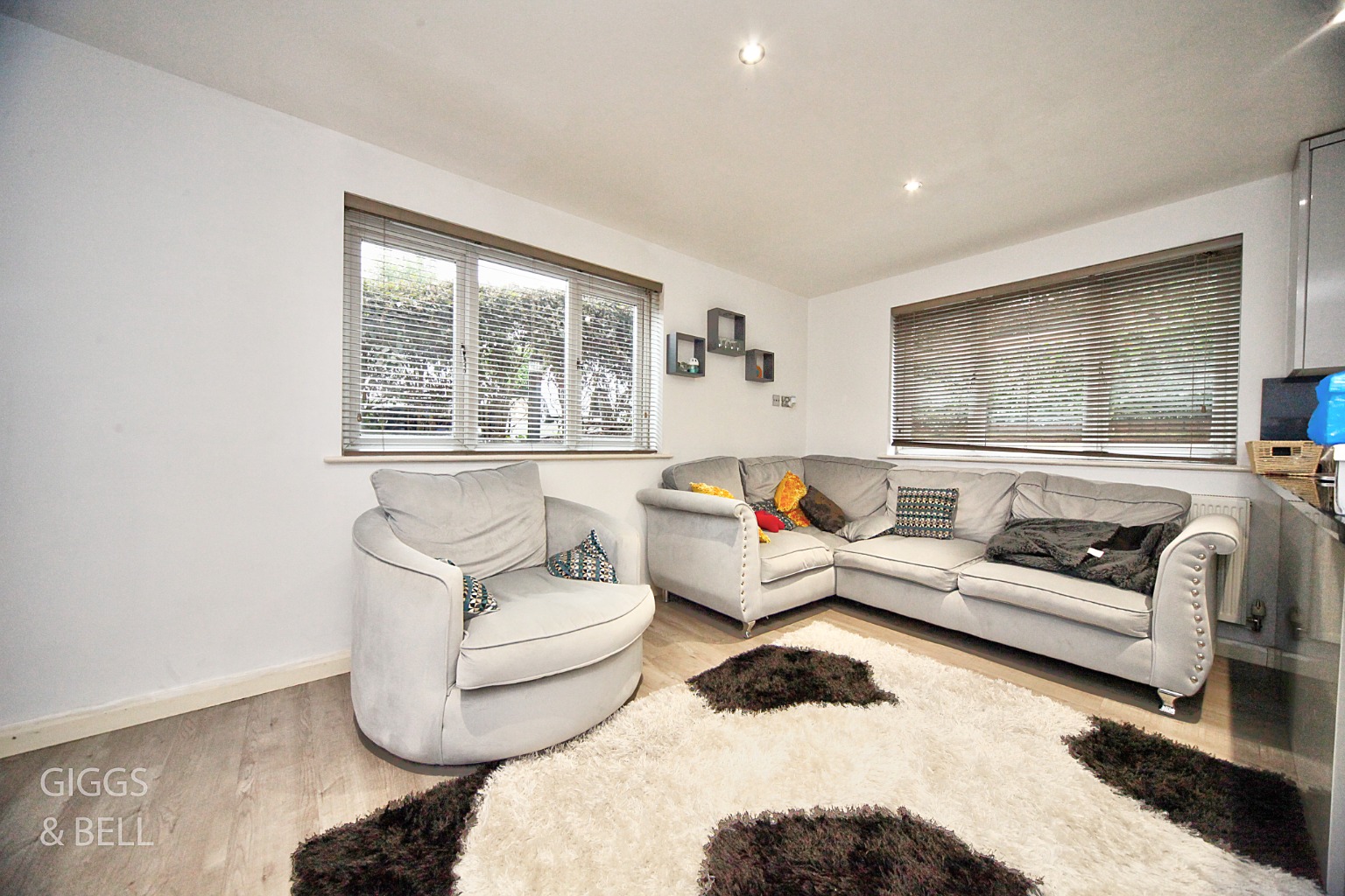 2 bed flat for sale in Treetop Close, Luton 3