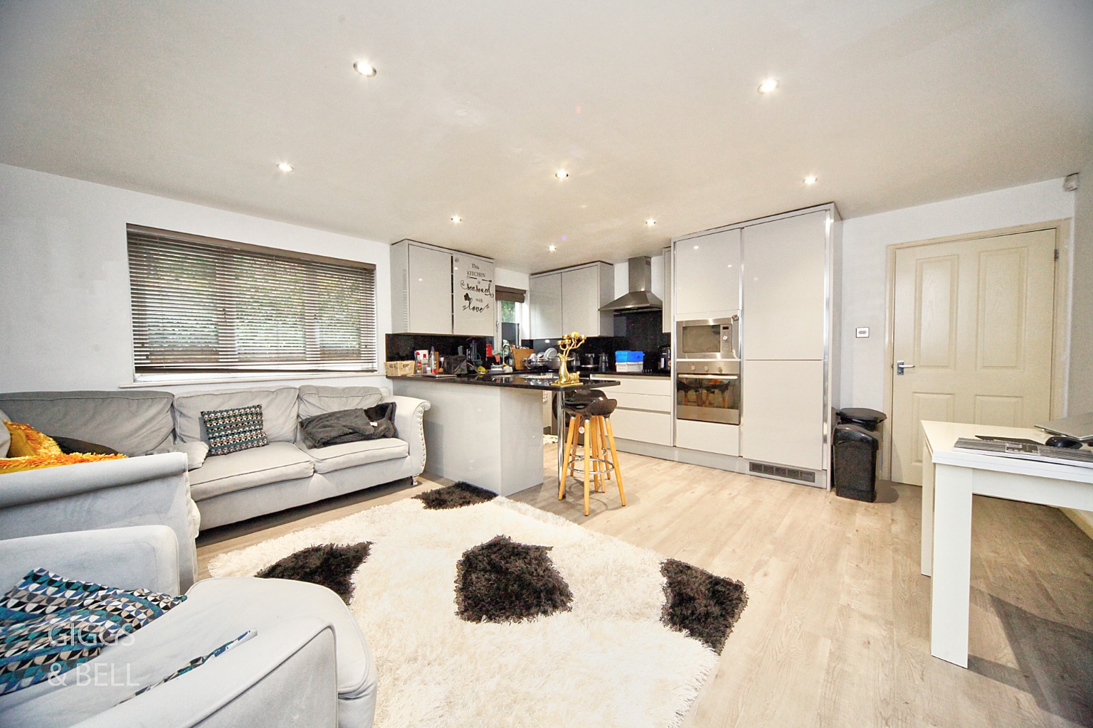 2 bed flat for sale in Treetop Close, Luton 7