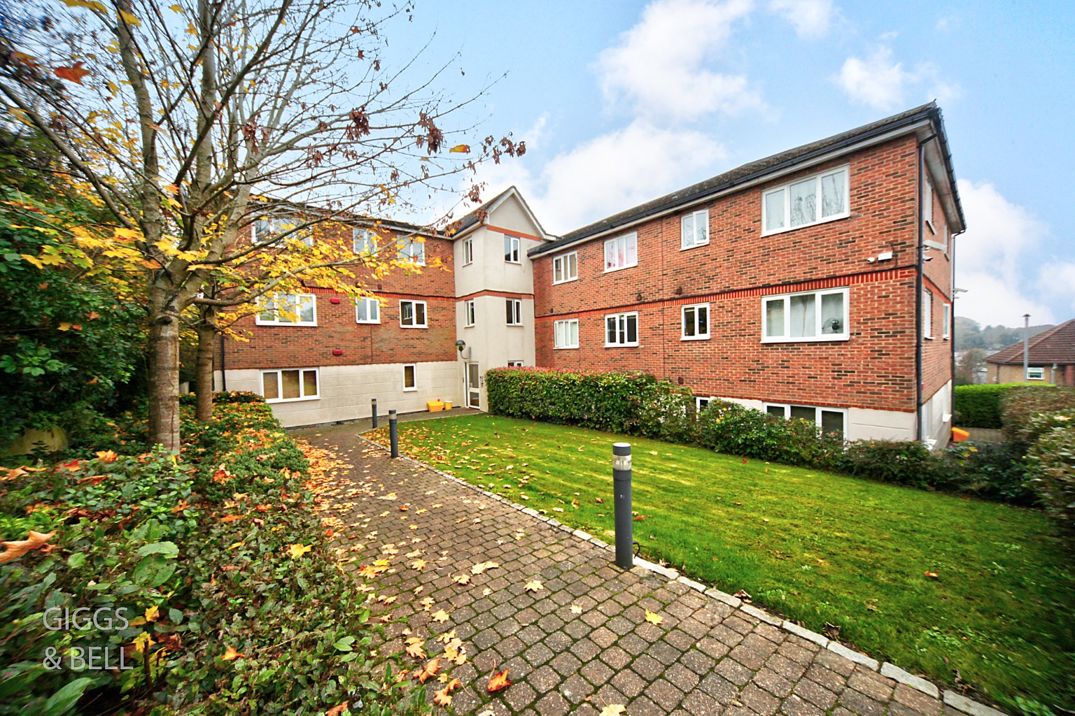 2 bed flat for sale in Treetop Close, Luton, LU2 