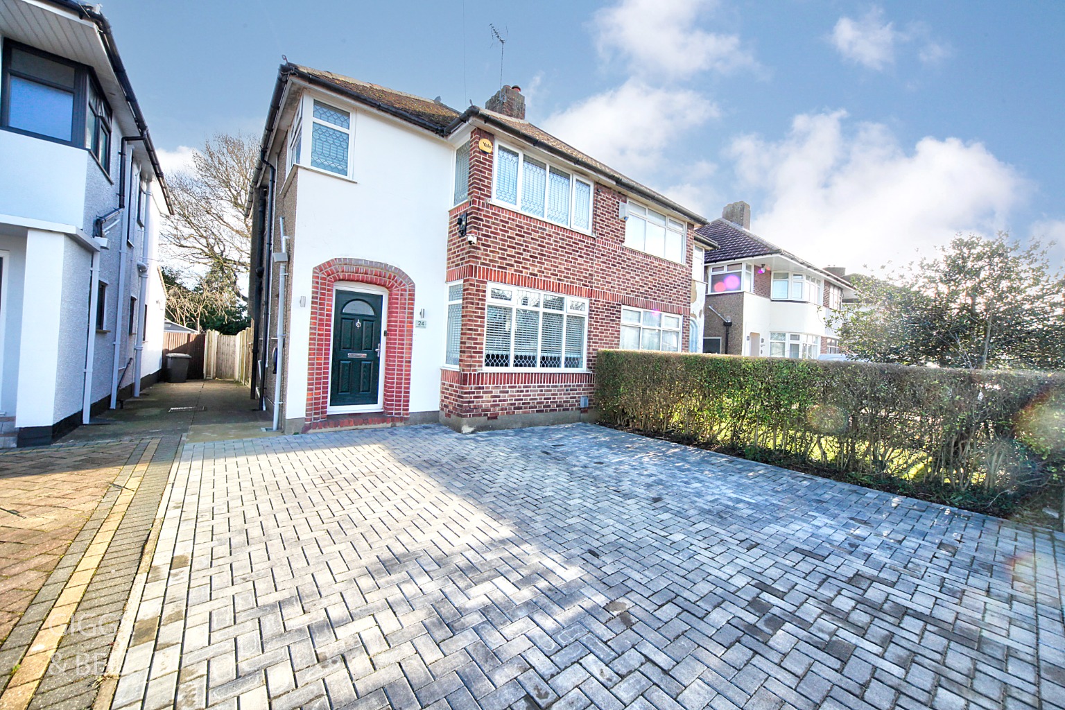 3 bed semi-detached house for sale in Felstead Way, Luton  - Property Image 2