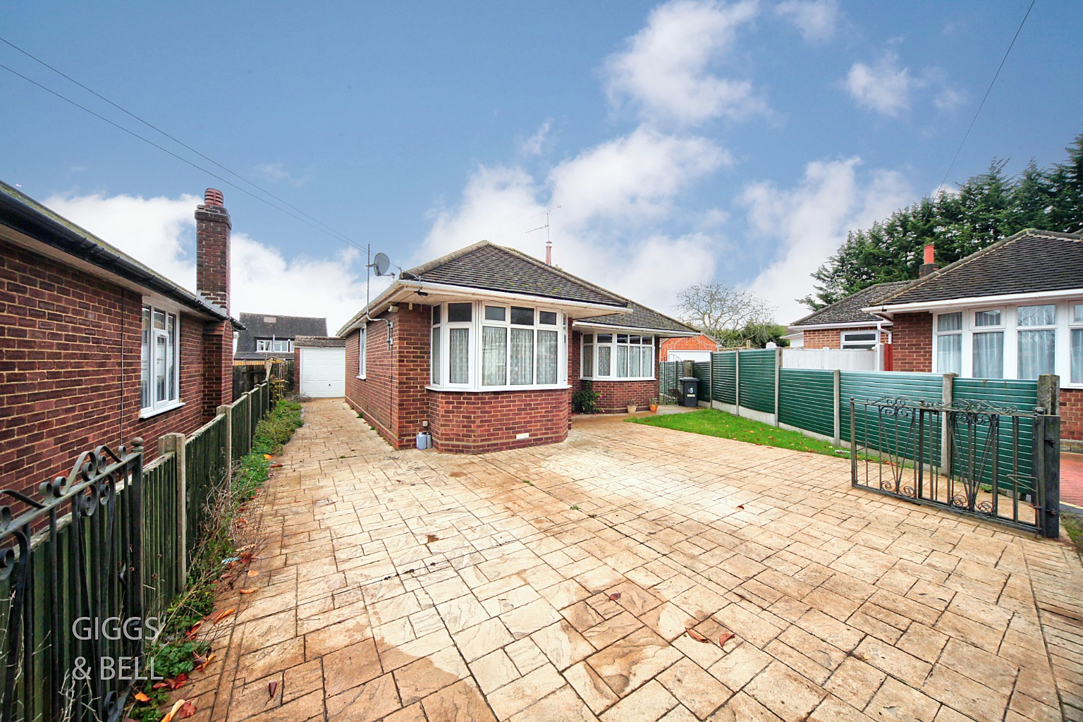 3 bed detached bungalow for sale in Challney Close, Luton, LU4 