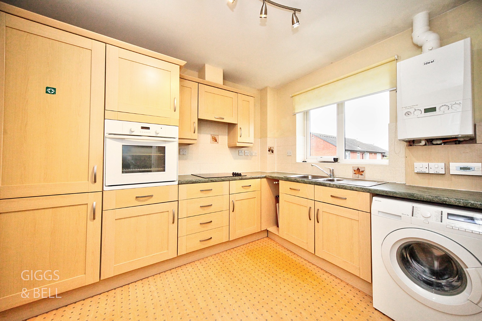 2 bed flat for sale in Bushmead Road, Luton 3