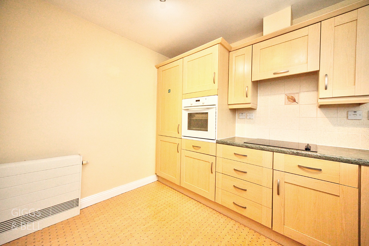 2 bed flat for sale in Bushmead Road, Luton 5