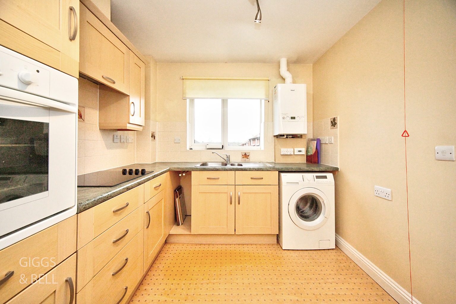 2 bed flat for sale in Bushmead Road, Luton 4