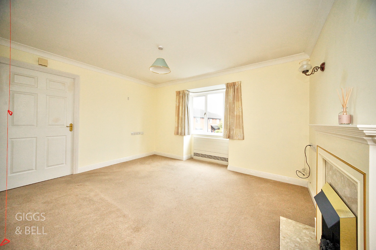 2 bed flat for sale in Bushmead Road, Luton 2